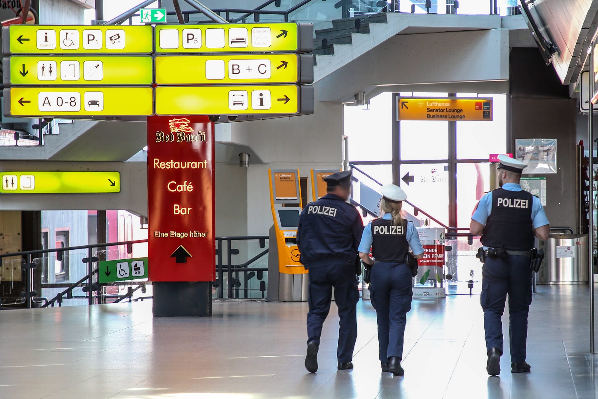 Polizei am ehemaligen Flughafen Tegel (Archivbild): Die Polizei brachte den Fund direkt aus der Stadt.