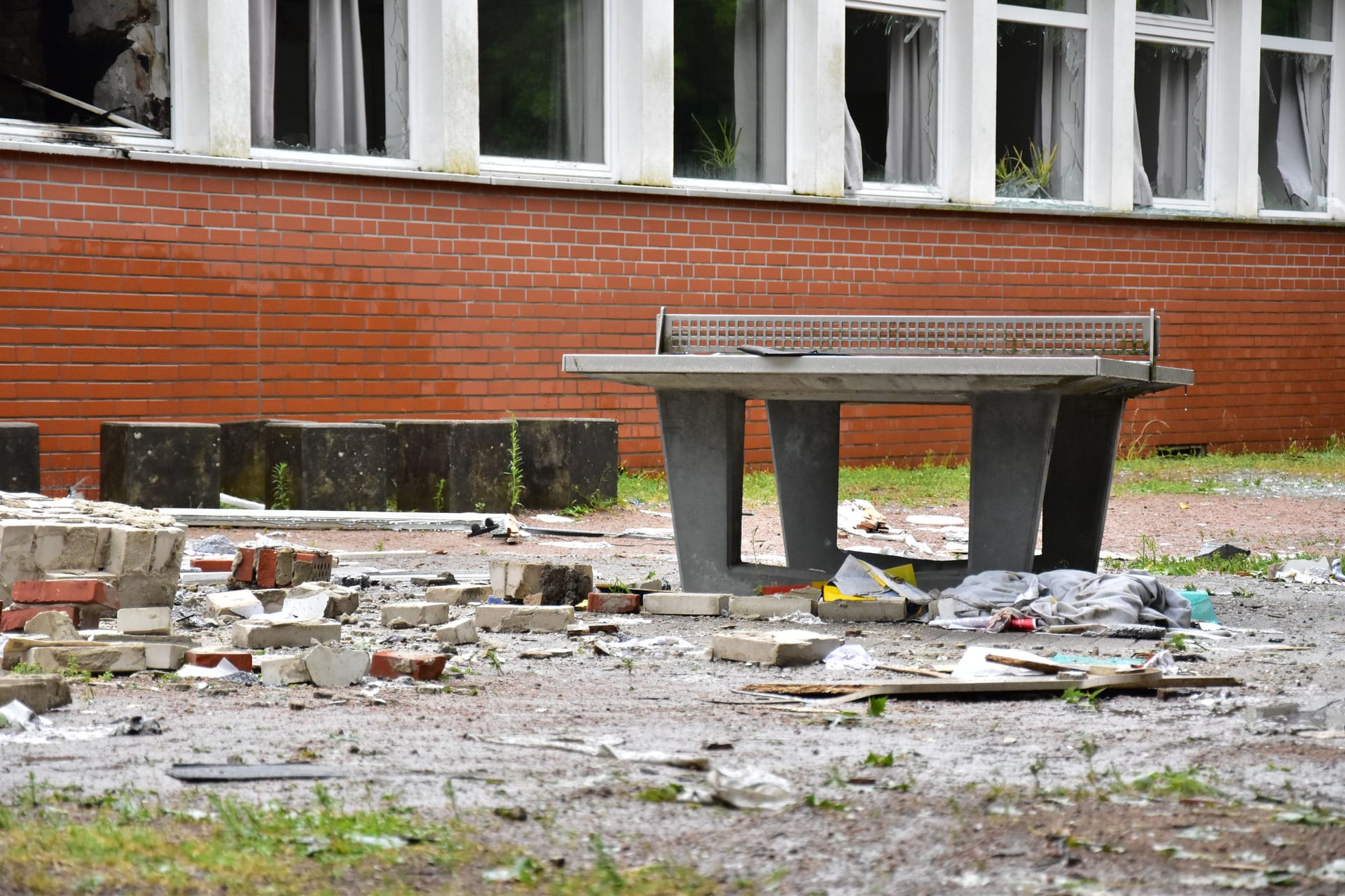 Schwere Steine wurden durch die Wucht der Detonation auf dem gesamten Schulhof verteilt.
