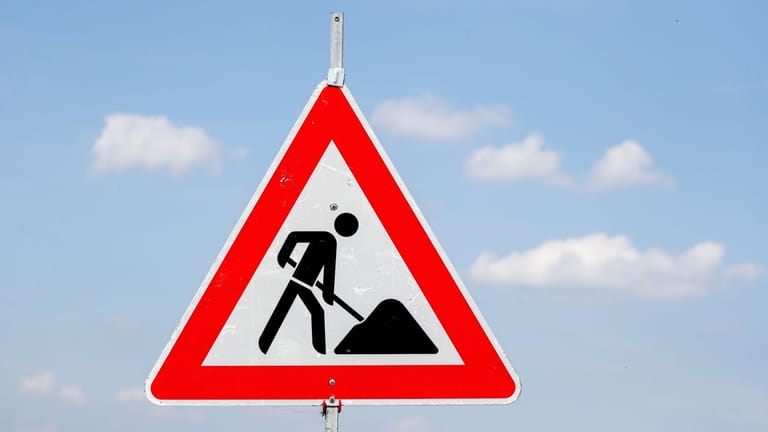 Ein Schild weist auf eine Baustelle hin (Symbolbild): Auf der A7 südlich des Elbtunnels wird gebaut.
