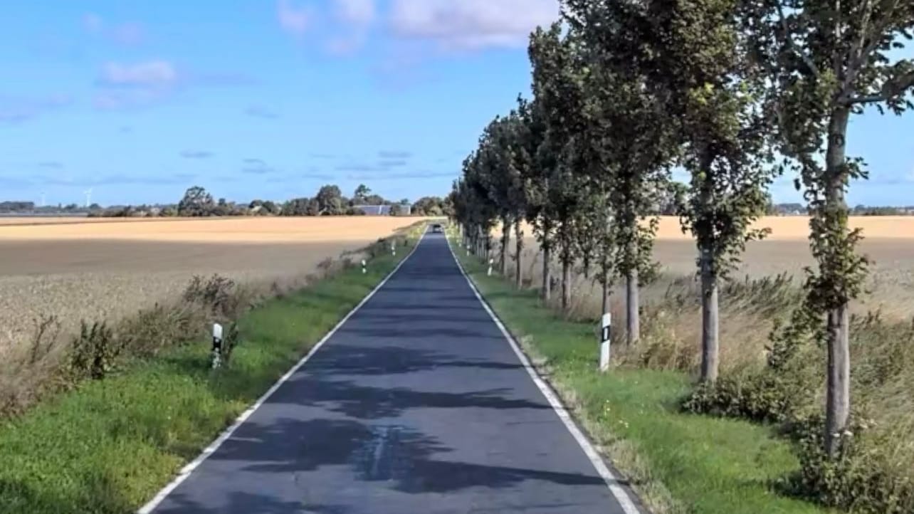 Eine kleine Landstraße im Norden von Rügen. Google hat hier nichts im Angebot.