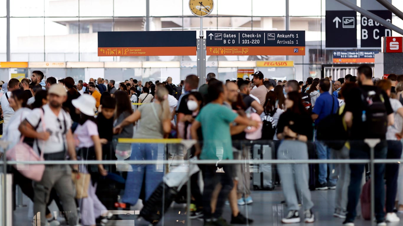 Passagier-Chaos am Kölner Flughafen: Wer dem Flughafen-Chaos entfliehen will, sollte bereits die Reise zum Urlaub machen, findet Kolumnist Peter Brings.