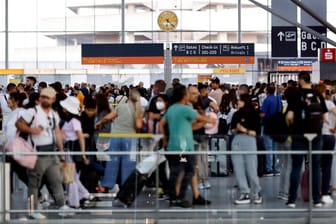 Passagier-Chaos am Kölner Flughafen: Wer dem Flughafen-Chaos entfliehen will, sollte bereits die Reise zum Urlaub machen, findet Kolumnist Peter Brings.