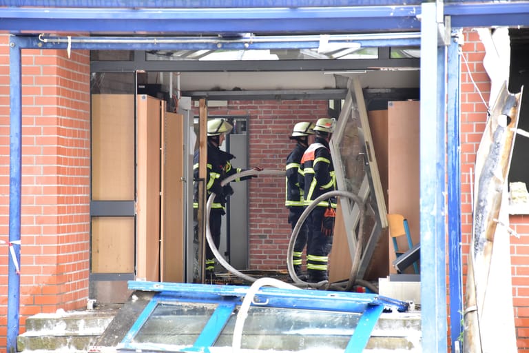 Feuerwehrkräfte löschen im Gebäude: Auch Stunden nach der Explosion loderten immer wieder kleine Flammen auf.