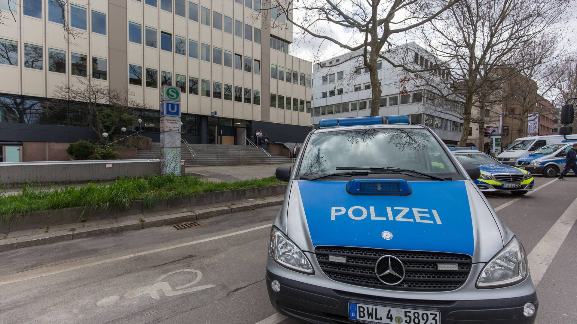Ein Polizeiwagen rückt aus (Symbolbild): Die Ermittler suchten sofort nach dem Verdächtigen. Ein Polizeiwagen rückt aus (Symbolbild): Die Ermittler suchten sofort nach dem Verdächtigen.