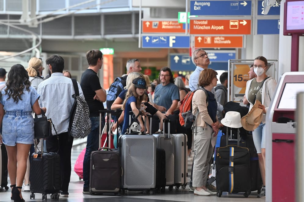 Flugreisende beim Check-In (Symbolbild): Das Chaos an deutschen Flughäfen hält noch bis nach dem Sommer an.