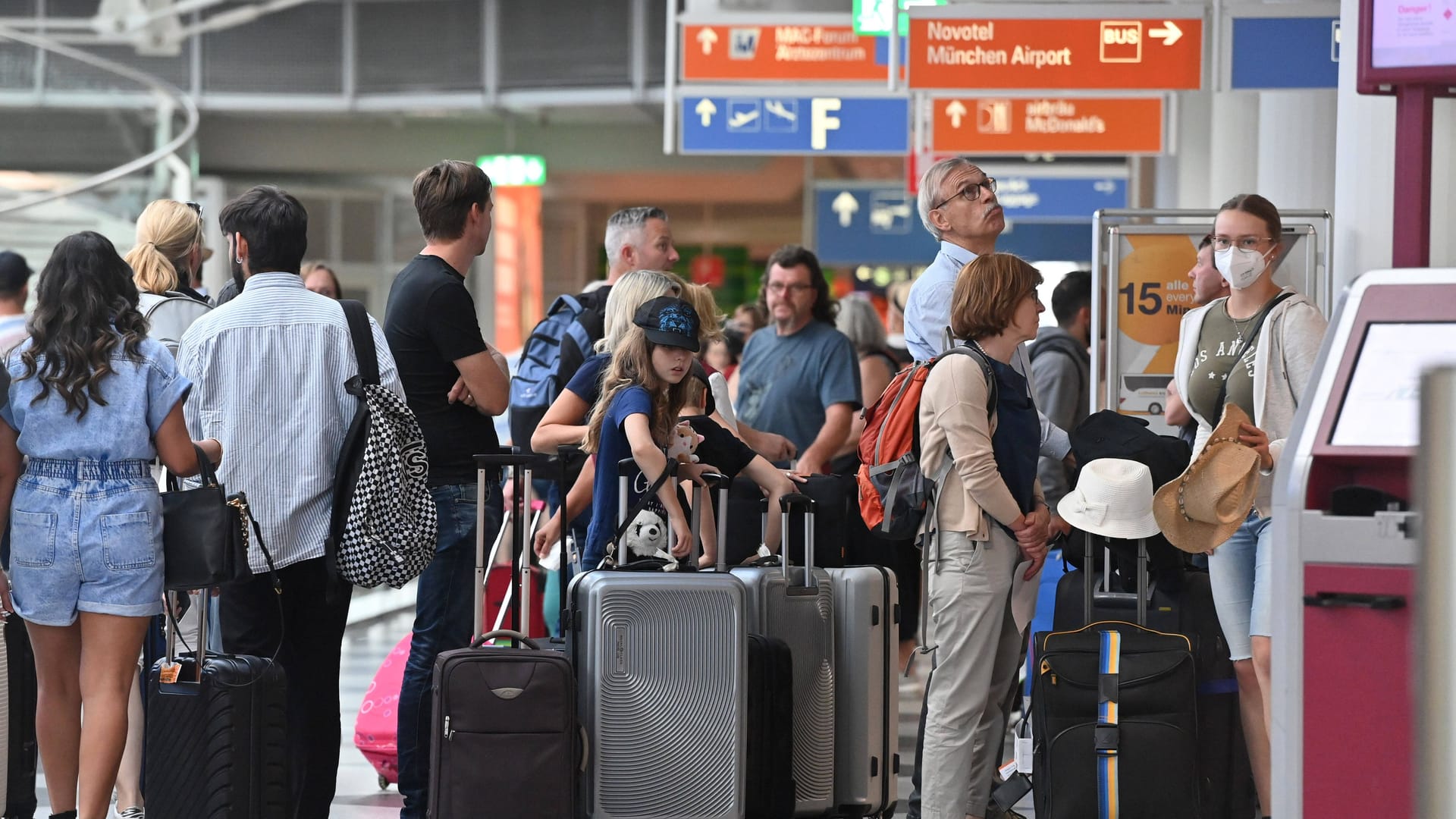 Flugreisende beim Check-In (Symbolbild): Das Chaos an deutschen Flughäfen hält noch bis nach dem Sommer an.