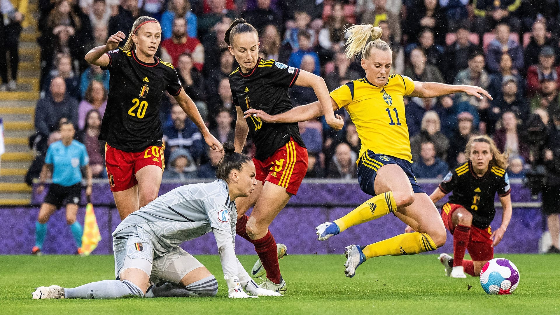 Kaum Durchkommen: Schwedens Blackstenius (r.) gegen die belgische Defensive.