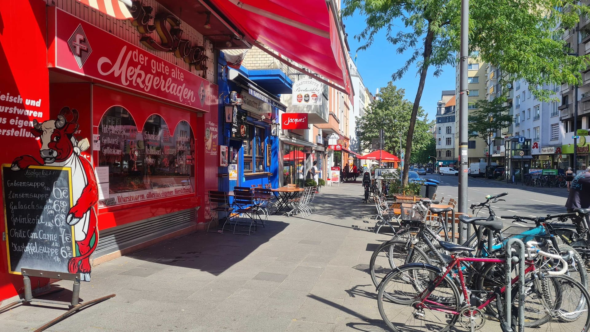 Auf der Sonnenseite der Neusser Straße ist nichts los, vom Feriengeschäft keine Spur.