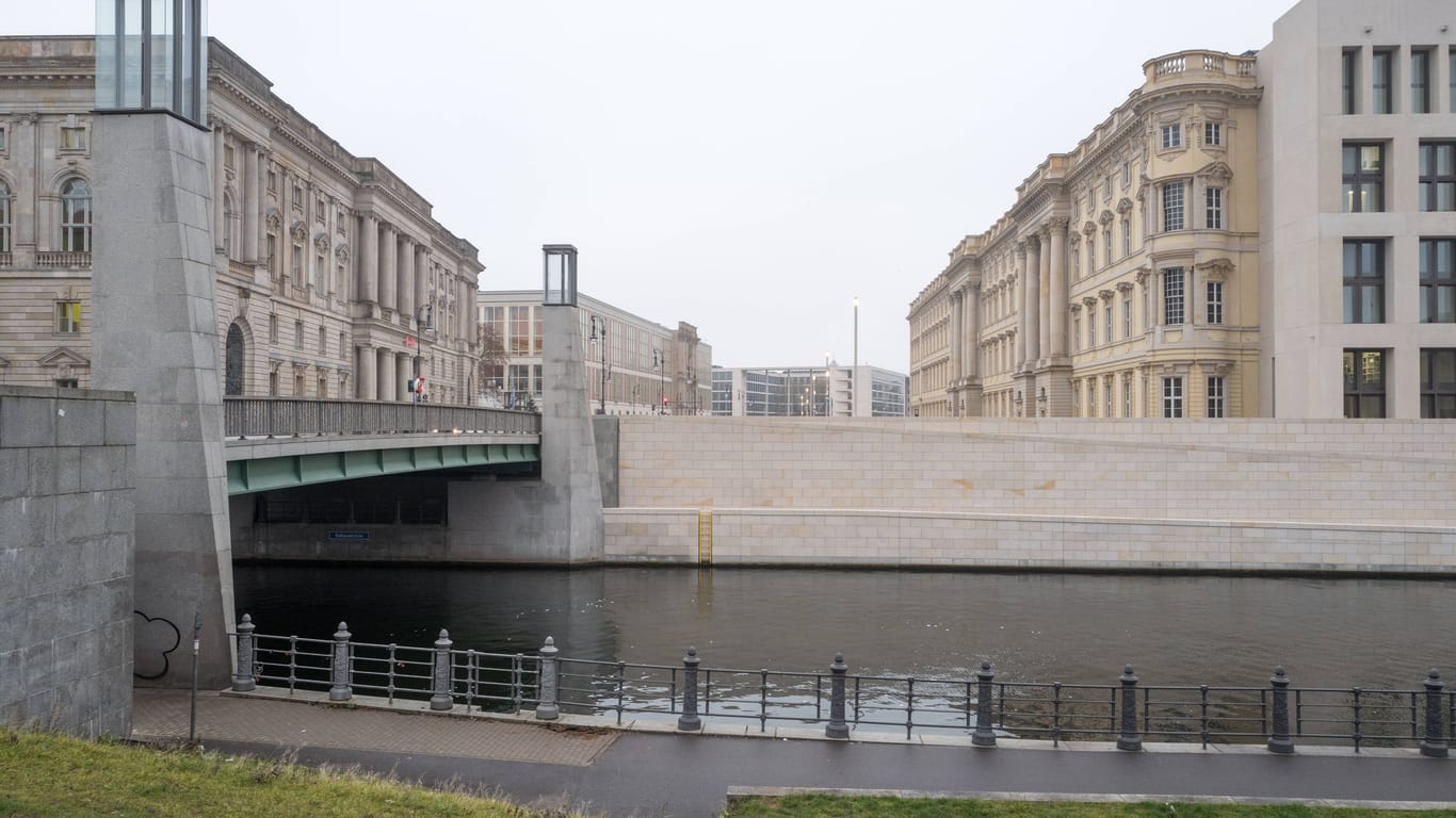 Die Rathausbrücke in Berlin-Mitte (Archiv): Hier kam es zu einem tödlichen Zwischenfall.