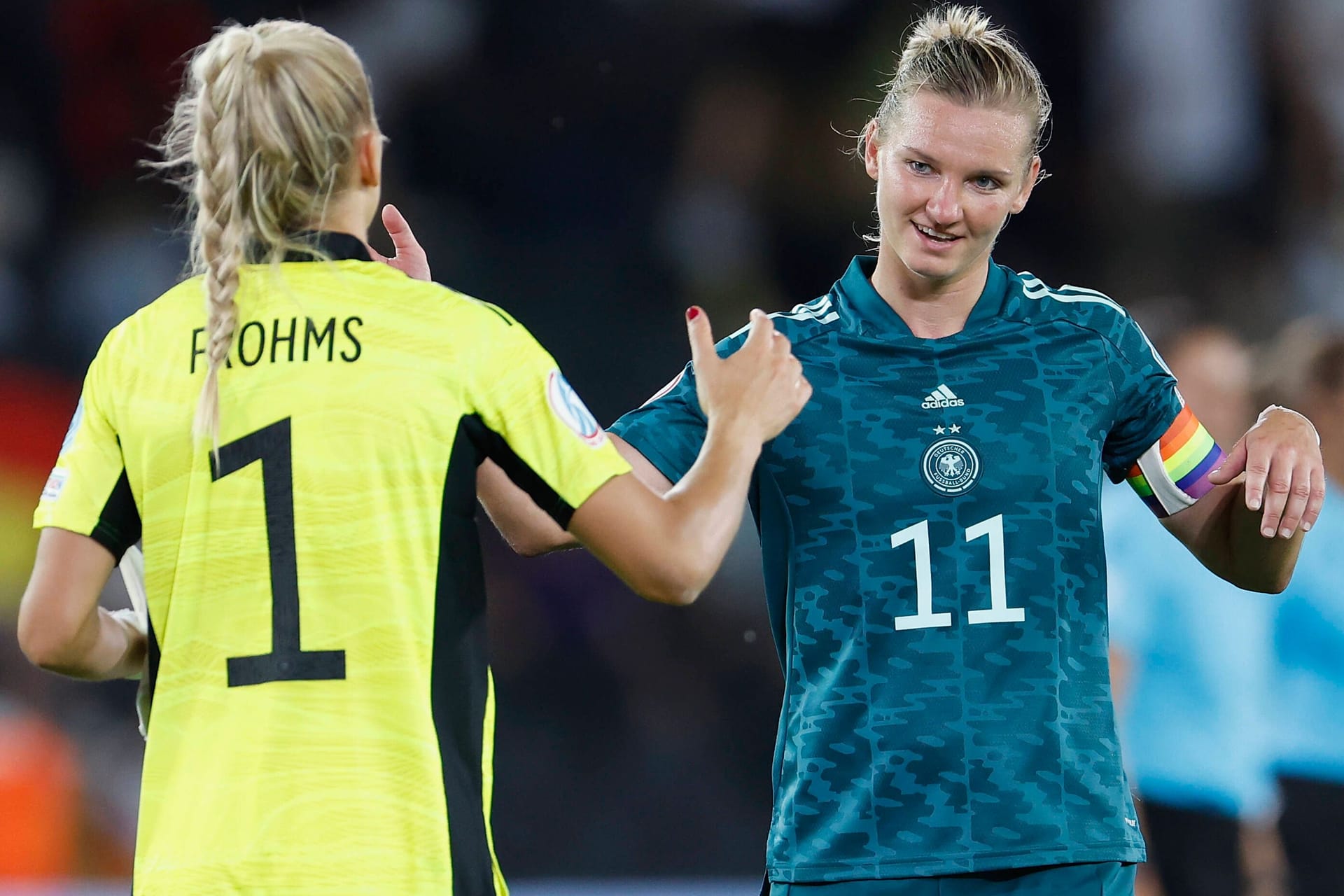 Merle Frohms (l.) und Alexandra Popp: Die deutschen Damen gehen einigen Hochkarätern aus dem Weg.