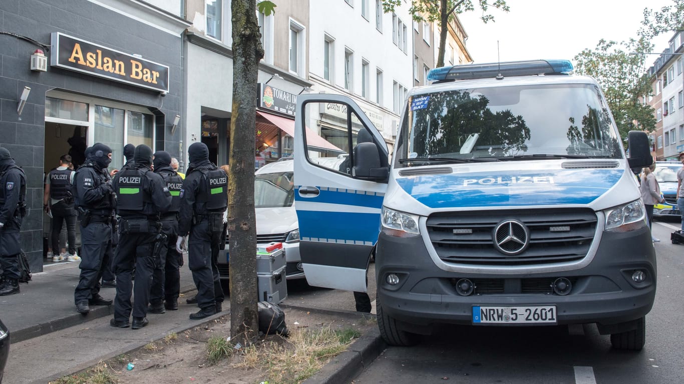 Drogenrazzia in Köln-Kalk: Zusammen mit dem Kölner Ordnungsamt hat der Zoll Cafés und Wettbüros in Kalk durchsucht.