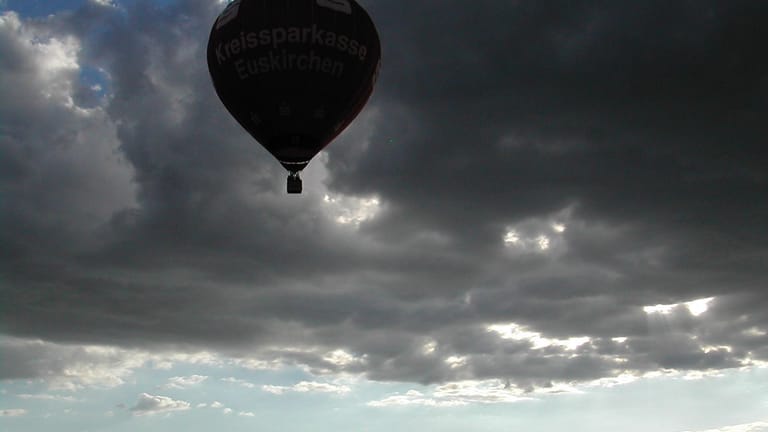 Ein Heißluftballon fährt bei schlechtem Wetter (Symbolbild): Ein Gewitter wurde einer Ausflugsgruppe im Kreis Tübingen zum Verhängnis.