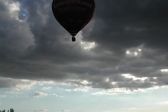Ein Heißluftballon fährt bei schlechtem Wetter (Symbolbild): Ein Gewitter wurde einer Ausflugsgruppe im Kreis Tübingen zum Verhängnis.