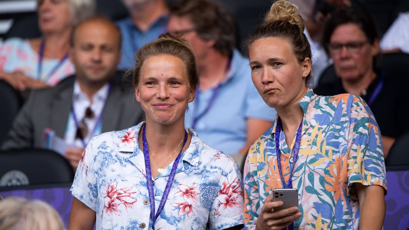 Tabea Kemme (li.) mit Ex-Nationalspielerin Josephine Henning beim Gruppenspiel zwischen der Schweiz und den Niederlanden: Beide bereisen aktuell mit ihrem Bus das Land und verfolgen die EM vor Ort.