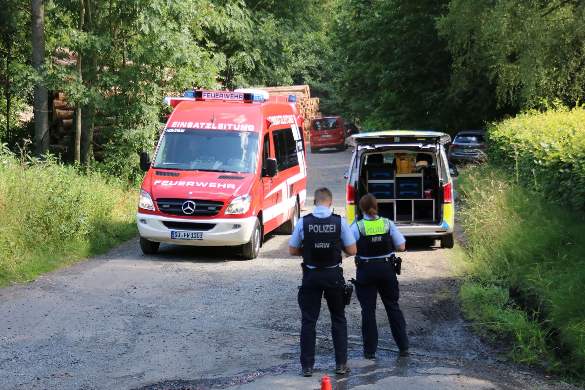 Polizei und Feuerwehr am Unglücksort: Dutzende Kräfte waren im Einsatz.