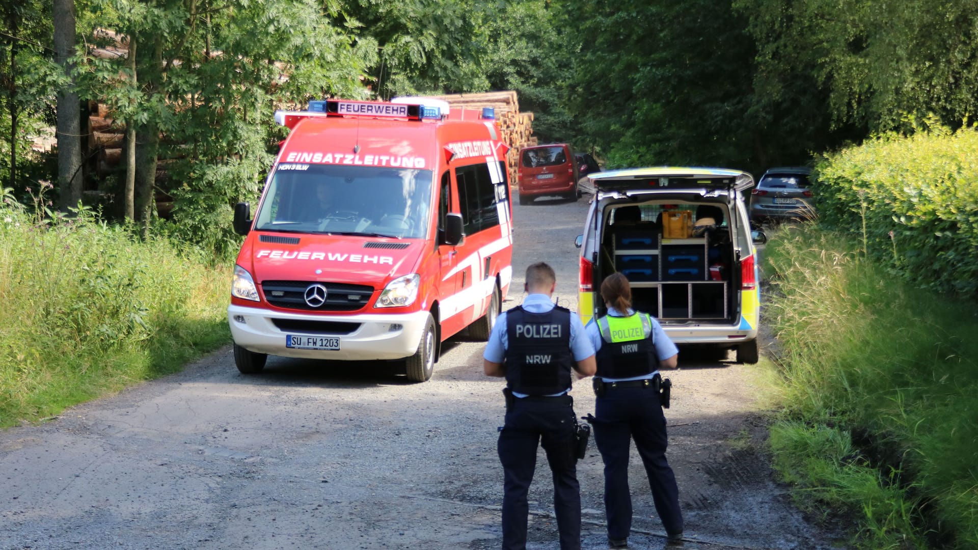 Polizei und Feuerwehr am Unglücksort: Dutzende Kräfte waren im Einsatz.