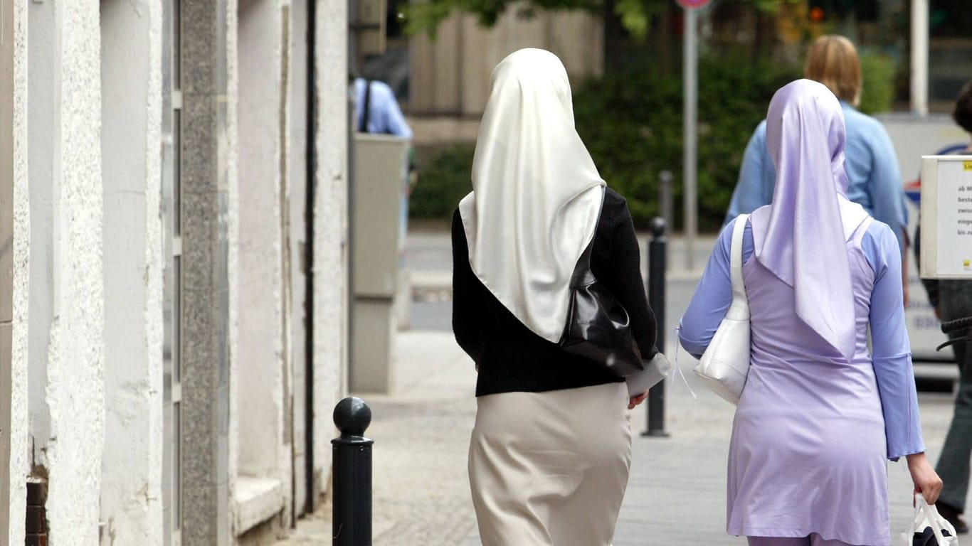 Zwei Frauen tragen Kopftücher (Symbolbild): Die Angreiferin soll das Kopftuch auf den Boden geworfen haben.