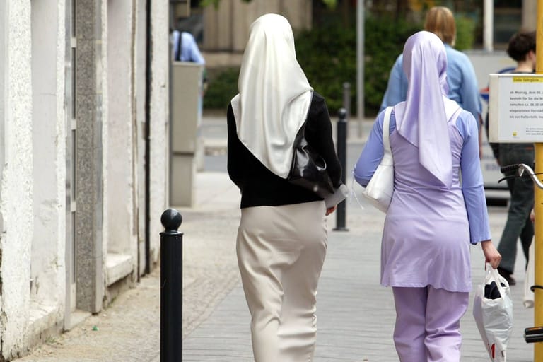 Zwei Frauen tragen Kopftücher (Symbolbild): Die Angreiferin soll das Kopftuch auf den Boden geworfen haben.