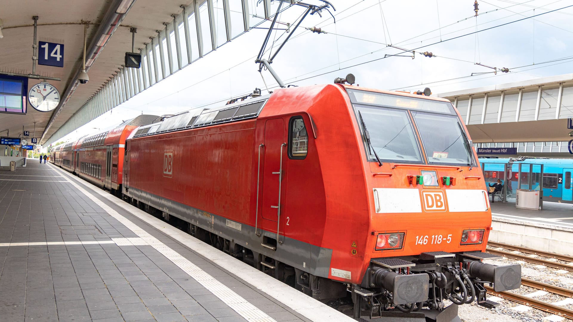 Ein Zug steht am Bahngleis (Symbolbild): Wegen der Störung kommt es zu Ausfällen und Verspätungen.