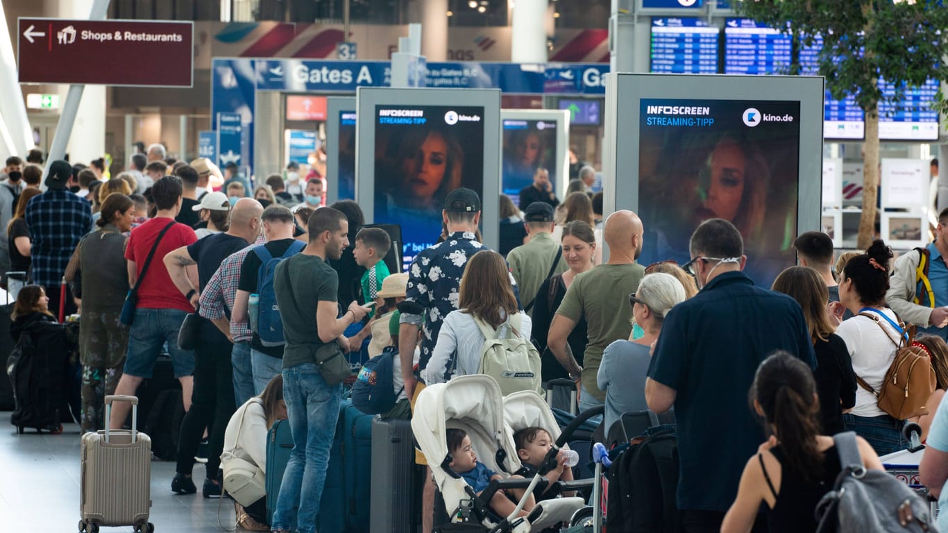 Reisende am Düsseldorfer Flughafen (Archivbild): Bereits seit Wochen kommt es immer wieder zu langen Warteschlangen.