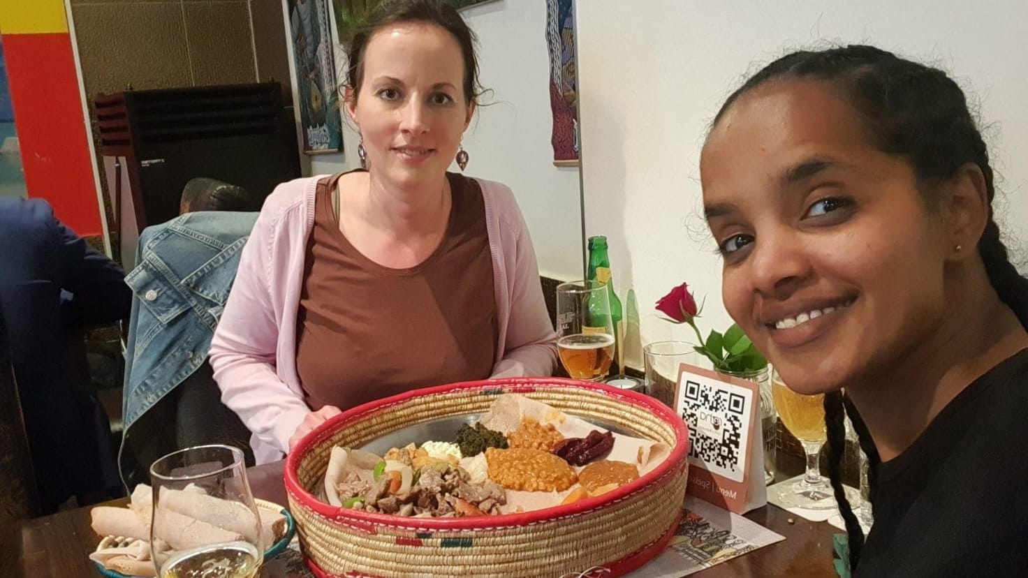 t-online Reporterin Johanna Tüntsch (l.) mit Fiyameta Fasil (r.): Heute, zwei Jahre nach der Tat, kann die 23-Jährige wieder Lächeln.