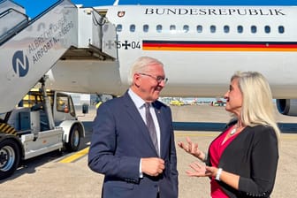 Bundespräsident Frank-Walter Steinmeier im Gespräch mit Staatsministerin Melanie Huml am Vorfeld des Flughafens Nürnberg.