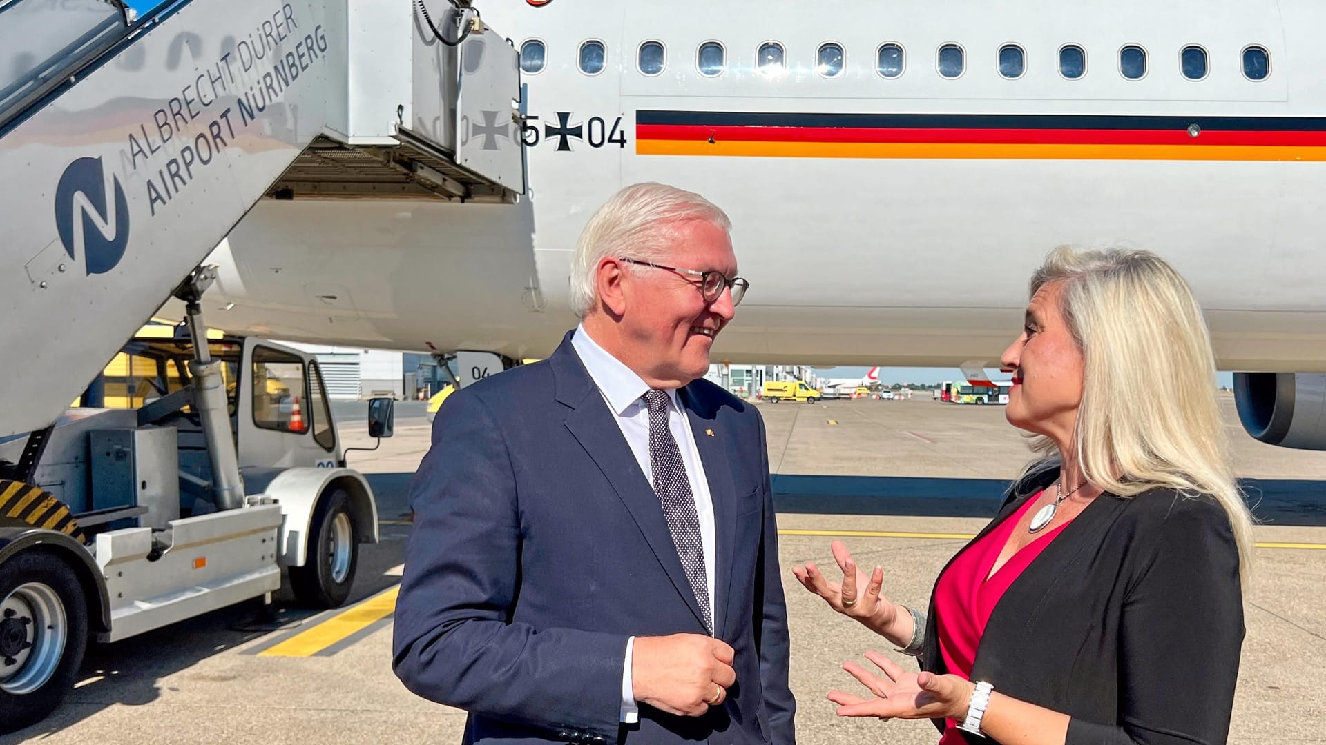 Bundespräsident Frank-Walter Steinmeier im Gespräch mit Staatsministerin Melanie Huml am Vorfeld des Flughafens Nürnberg. Bundespräsident Frank-Walter Steinmeier im Gespräch mit Staatsministerin Melanie Huml am Vorfeld des Flughafens Nürnberg.