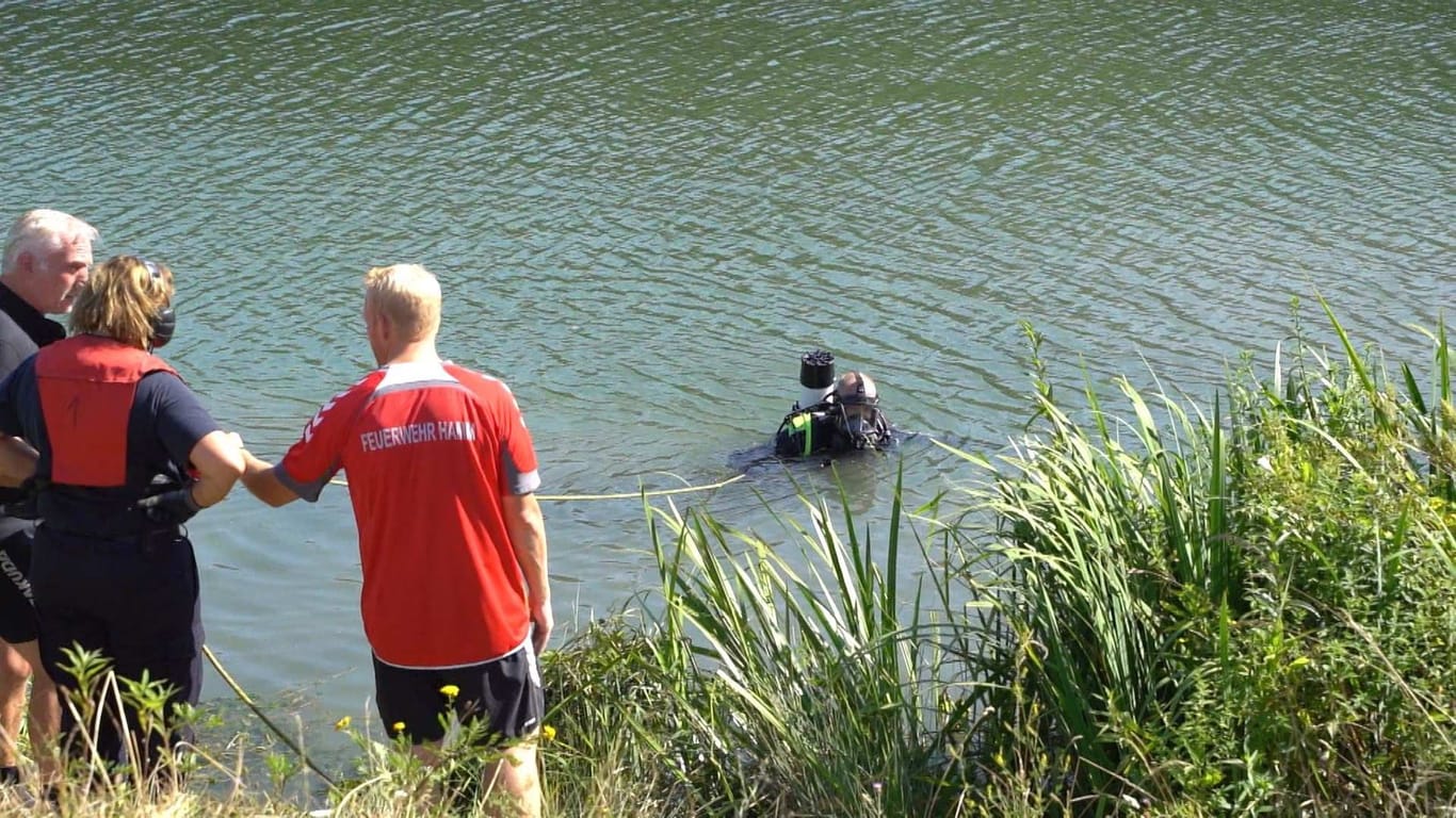 Einsatzkräfte und Taucher am Kanal: Nach etwa einer Stunde wurde der Mann tot geborgen.