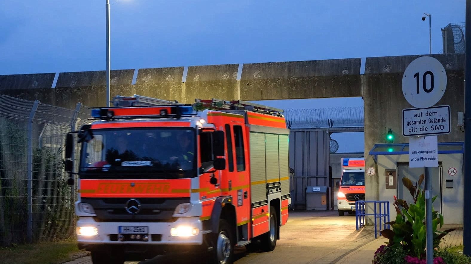 Rettungsfahrzeuge fahren von dem Gelände der JVA.
