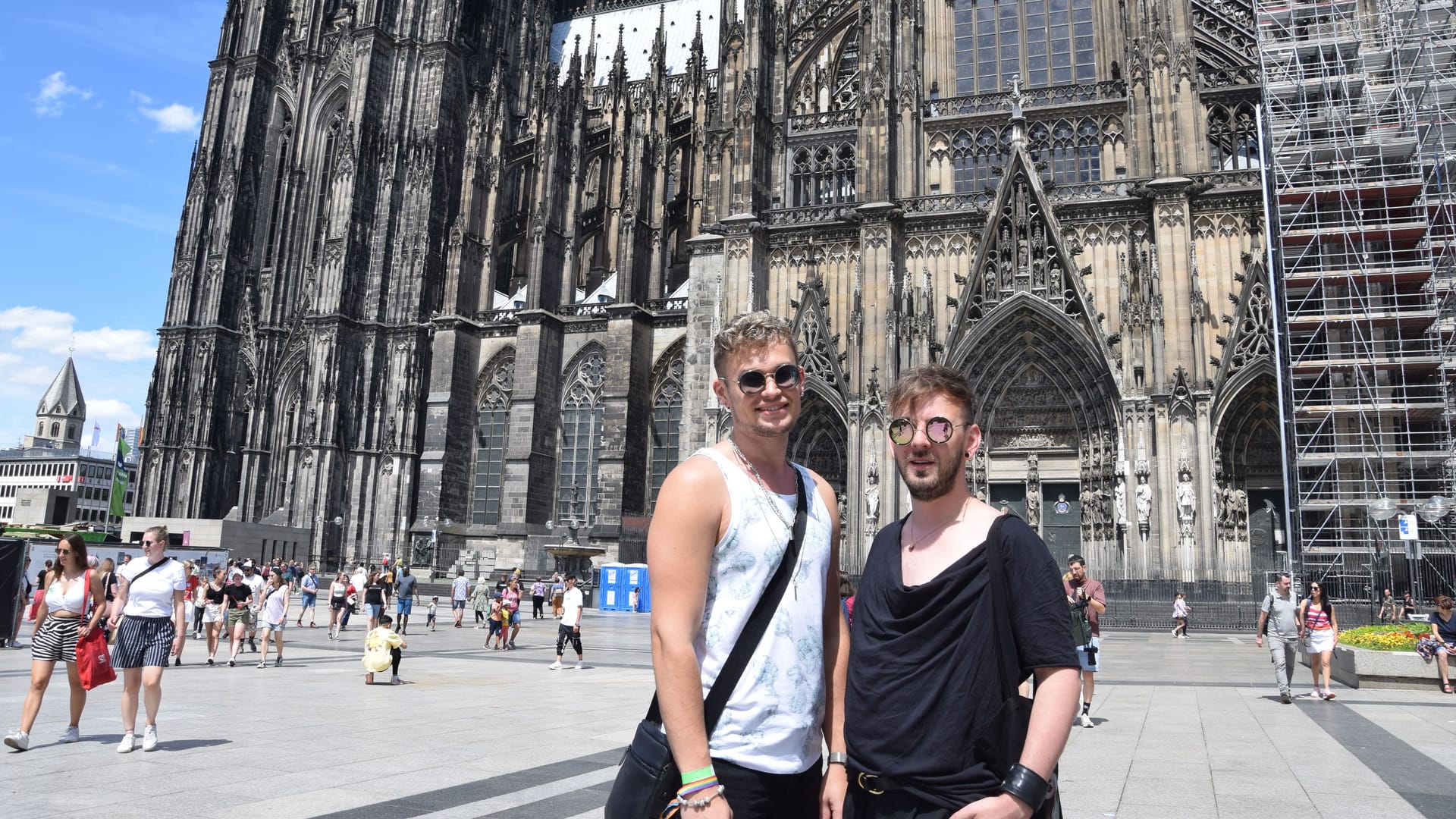 Für Markus (29, l.) und Sascha (31) ist der CSD ein „Familientreffen“.