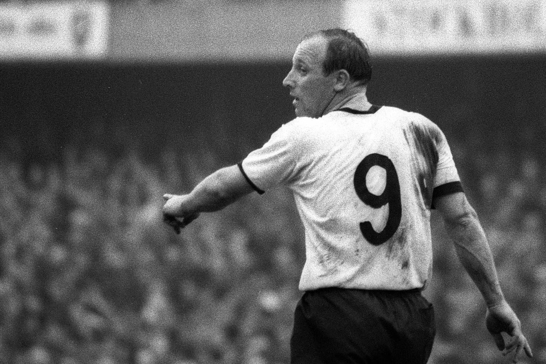 Uwe Seeler im Trikot mit der Nummer 9 (Archivbild): Fast hätte der Stürmer seine Karriere vorzeitig beenden müssen.