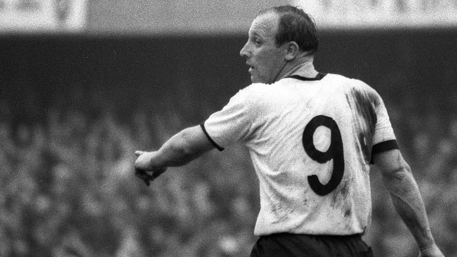 Uwe Seeler im Trikot mit der Nummer 9 (Archivbild): Fast hätte der Stürmer seine Karriere vorzeitig beenden müssen. Uwe Seeler im Trikot mit der Nummer 9 (Archivbild): Fast hätte der Stürmer seine Karriere vorzeitig beenden müssen.