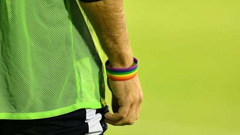 Eine Person trägt ein Regenbogen-Armband (Archivbild): Im Fußball-Amateurbereich kommt es weiterhin häufig zu Diskriminierungen jeglicher Art.