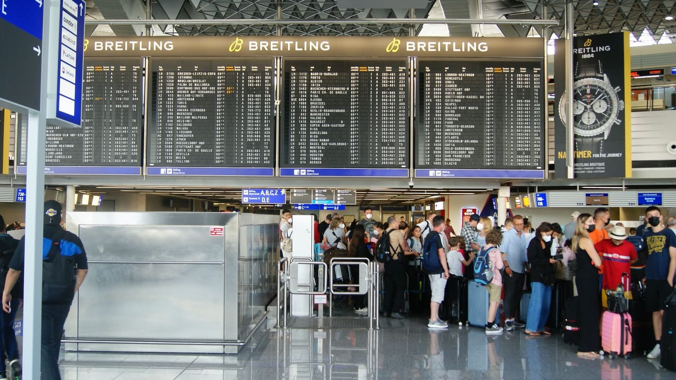 Lange Schlangen am Frankfurter Flughafen: Reisende kommen vorsichtshalber weitaus früher zum Airport.