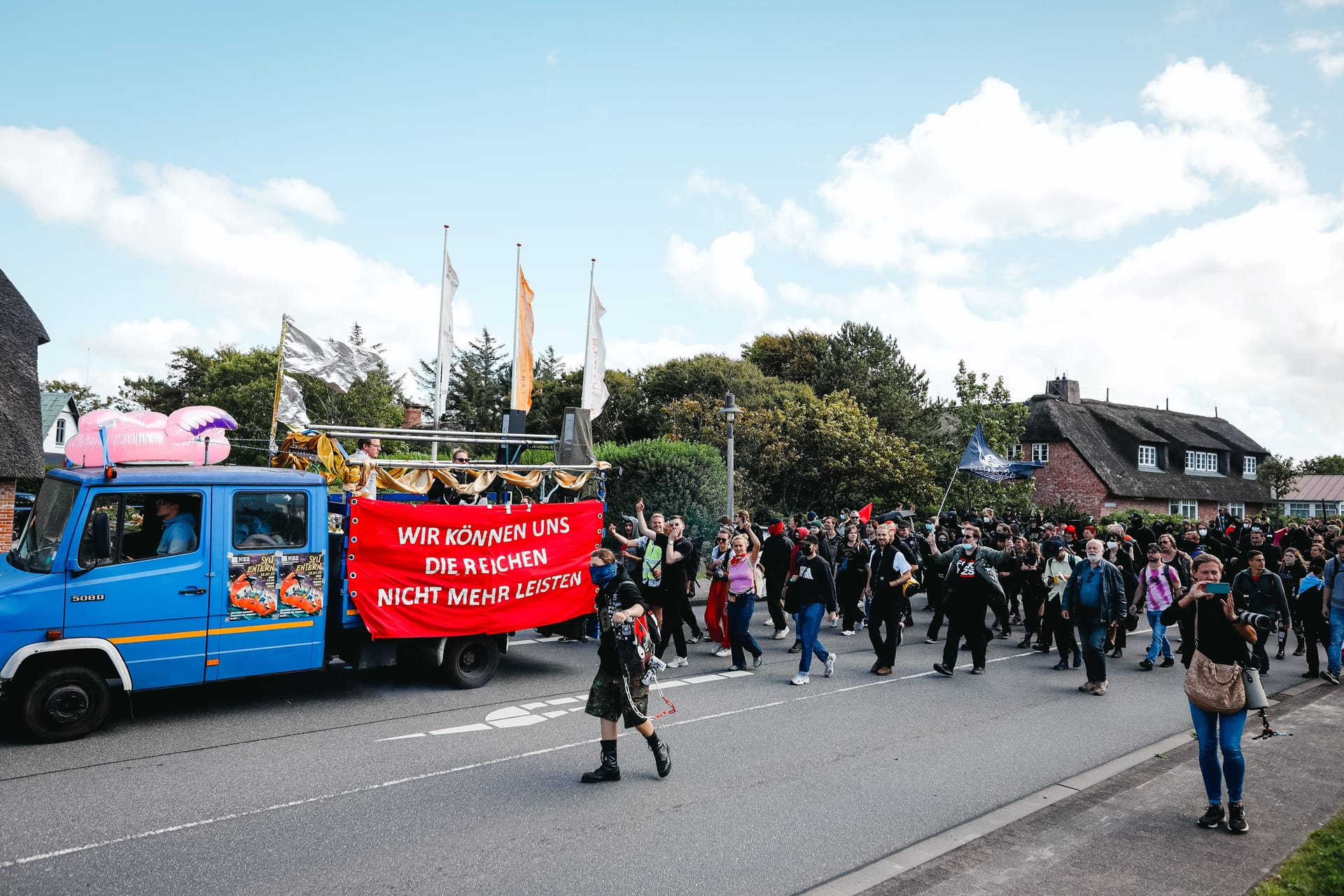 Demozug auf Sylt: Mit Bannern sind die Demonstrierenden über mehrere Kilometer durch Sylt gezogen.