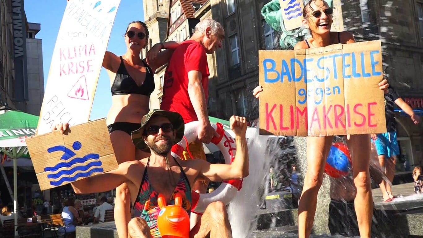 Planschen in Brunnen: Aktivistinnen und Aktivisten machten so auf den Klimawandel und Klimakrise aufmerksam.