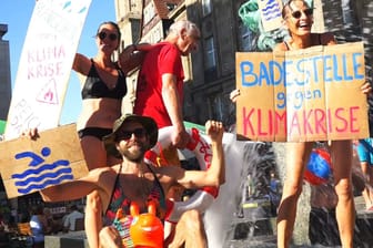 Planschen in Brunnen: Aktivistinnen und Aktivisten machten so auf den Klimawandel und Klimakrise aufmerksam.