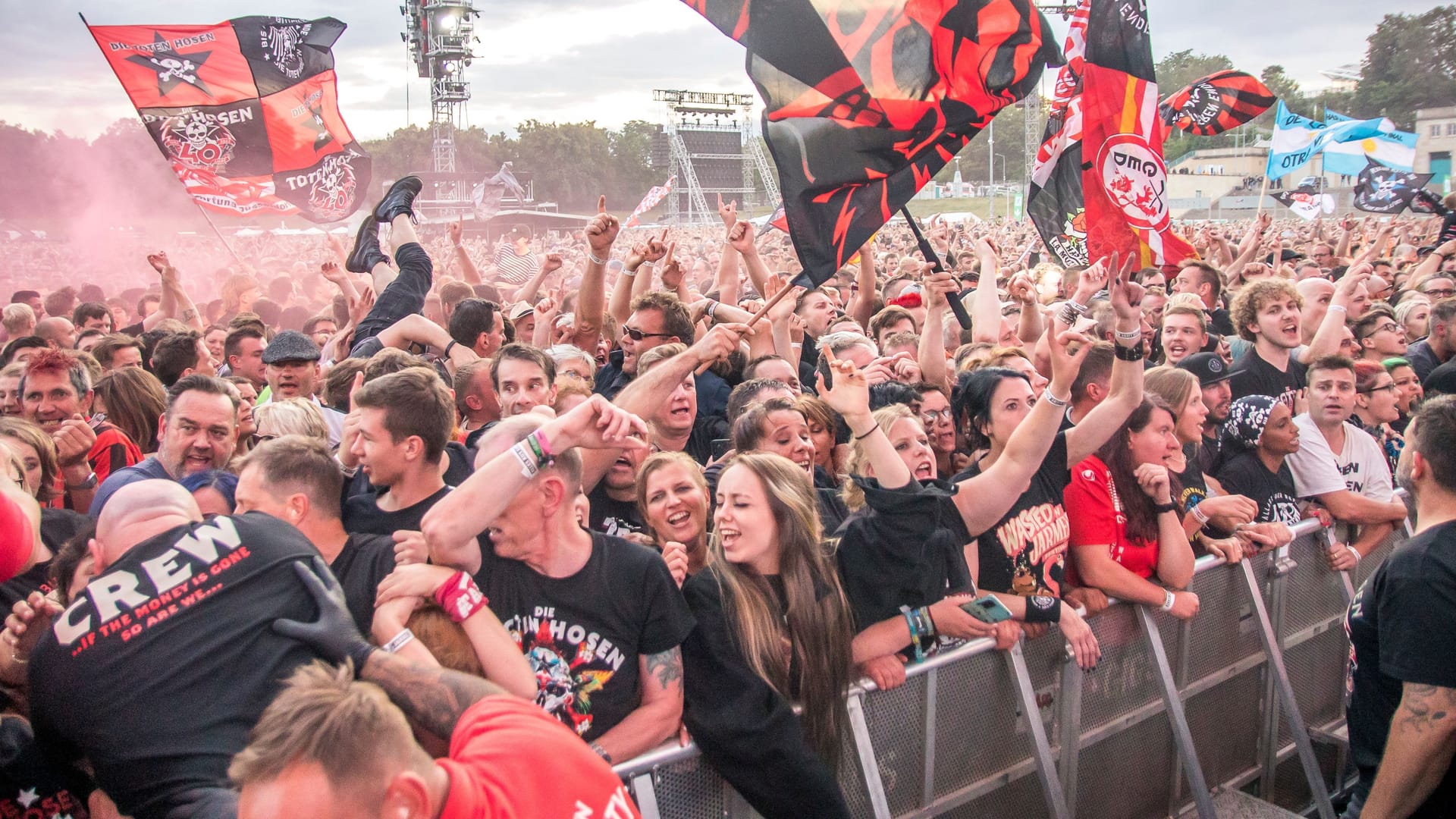 Fans in der ersten Reihe beim Konzert in Leipzig. Teilweise standen sie bis zu 12 Stunden an, um ganz vorne einen Platz zu ergattern.