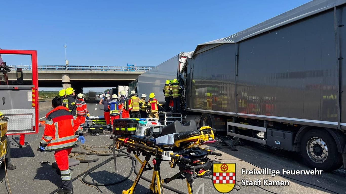 Bei einem schweren Lkw-Zusammenstoß auf der A2 sind am Dienstag drei Menschen verletzt worden.