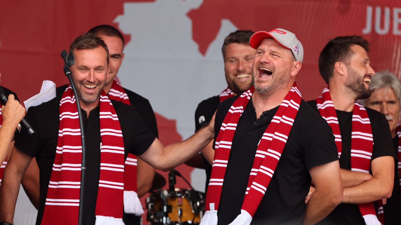 Steffen Baumgart (r.) bei der Saisoneröffnung des 1. FC Köln am RheinEnergie-Stadion: Nur einer wird so sehr gefeiert wie FC-Trainer.