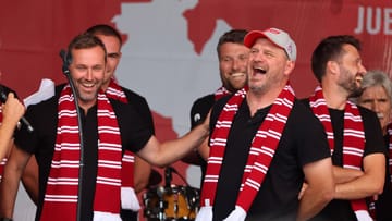 Steffen Baumgart (right) at the season opener of 1. FC Köln at the RheinEnergie Stadium: Only one person is celebrated as much as the FC coach.