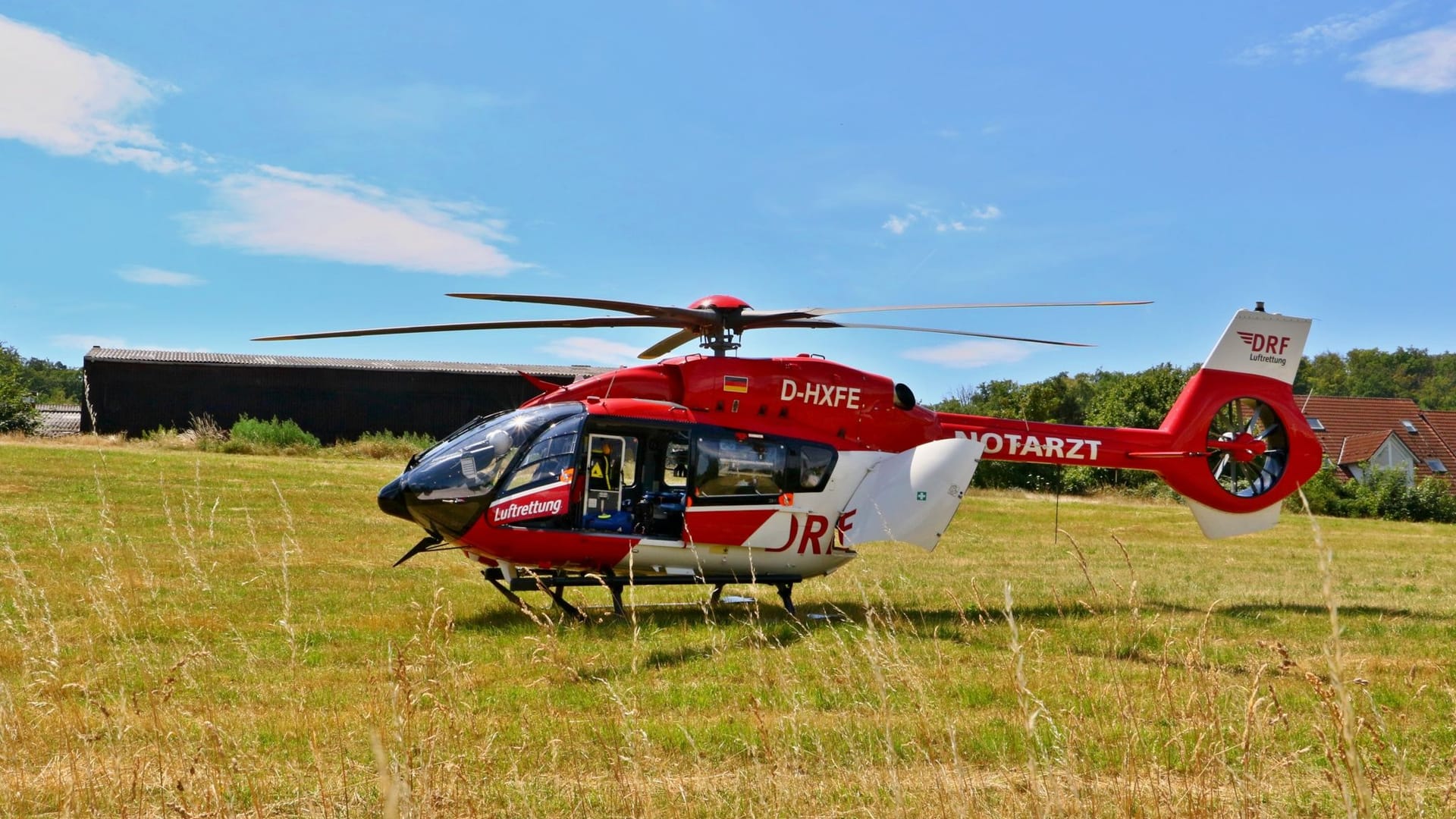 Ein Rettungshubschrauber ist auf einem Feld gelandet (Symbolbild): Der 26-jährige Motorradfahrer musste in ein Krankenhaus geflogen werden. Ein Rettungshubschrauber ist auf einem Feld gelandet (Symbolbild): Der 26-jährige Motorradfahrer musste in ein Krankenhaus geflogen werden.