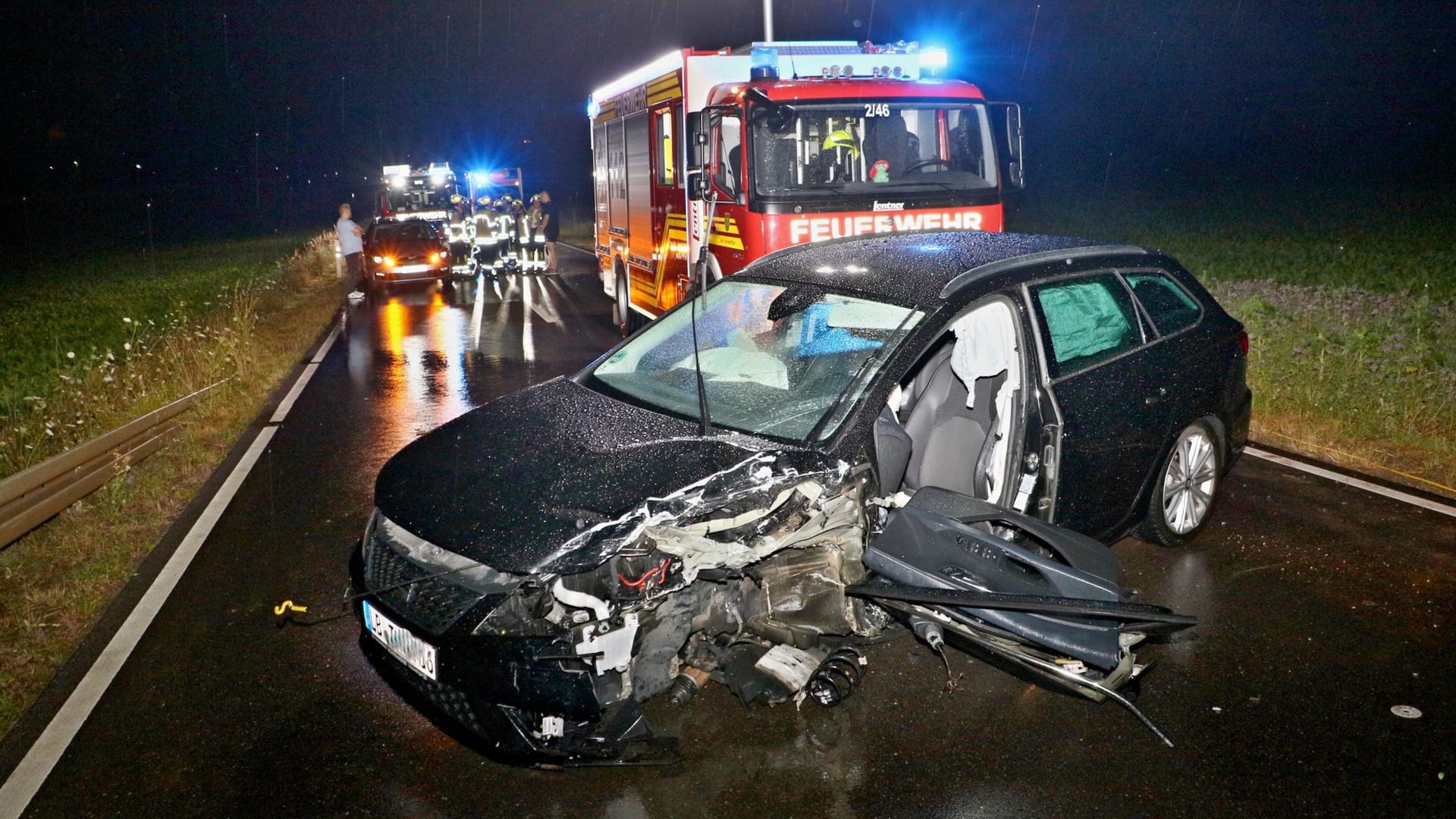 Der zerstörte Seat des Unfallverursachers: Aus bislang ungeklärten Gründen kam der 39-jährige Fahrer auf die Gegenfahrbahn. Der zerstörte Seat des Unfallverursachers: Aus bislang ungeklärten Gründen kam der 39-jährige Fahrer auf die Gegenfahrbahn.