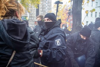 Polizisten bei "Fridays for Future"-Demo (Archivbild): Eine Personenkontrolle von Aktivisten in Kreuzberg ist eskaliert.