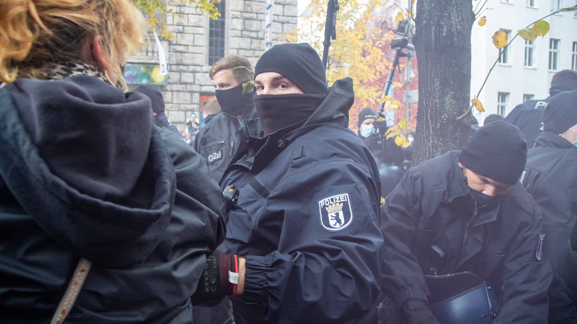Polizisten bei "Fridays for Future"-Demo (Archivbild): Eine Personenkontrolle von Aktivisten in Kreuzberg ist eskaliert. Polizisten bei "Fridays for Future"-Demo (Archivbild): Eine Personenkontrolle von Aktivisten in Kreuzberg ist eskaliert.