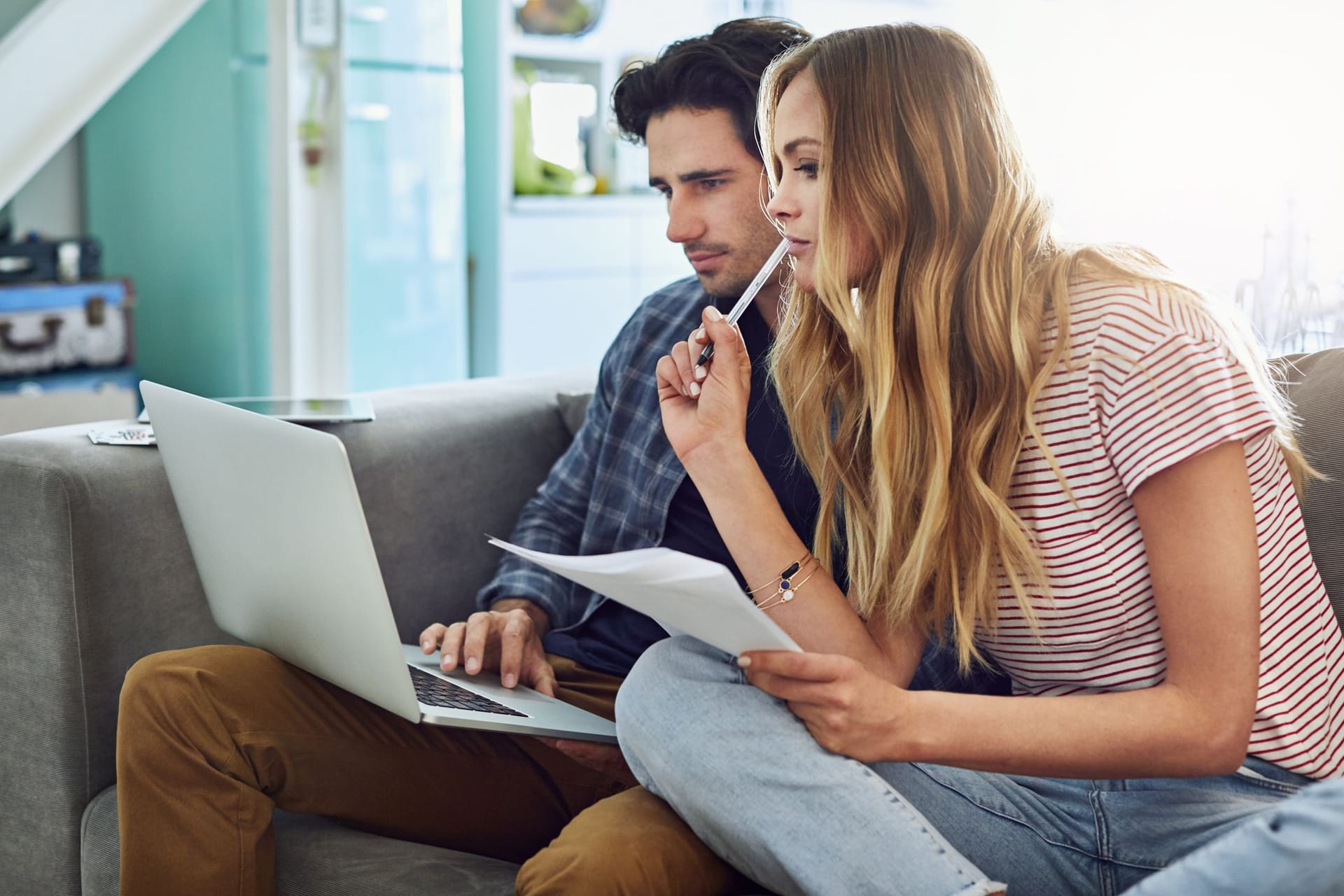 Junges Paar arbeitet am Laptop (Symbolbild): Wer heiratet, erhält vom Finanzamt automatisch Steuerklasse 4.