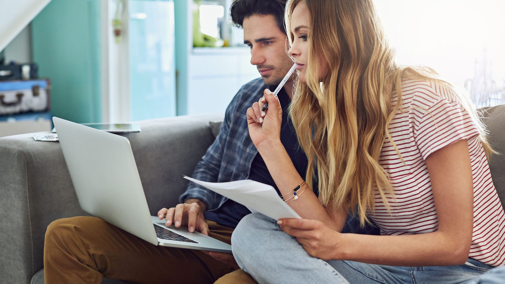 Junges Paar arbeitet am Laptop (Symbolbild): Wer heiratet, erhält vom Finanzamt automatisch Steuerklasse 4.