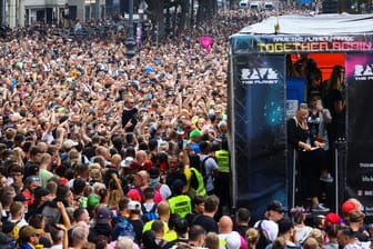 Tausende Feiernde haben in Berlin an der Veranstaltung "Rave the Planet" teilgenommen.
