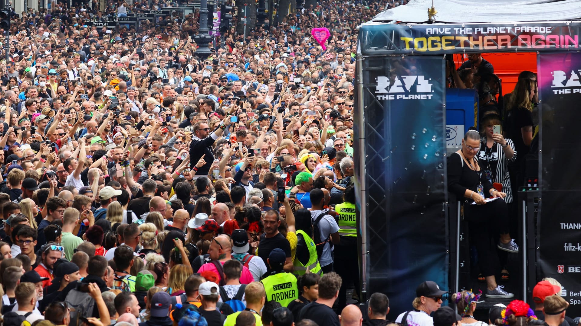 Tausende Feiernde haben in Berlin an der Veranstaltung "Rave the Planet" teilgenommen.