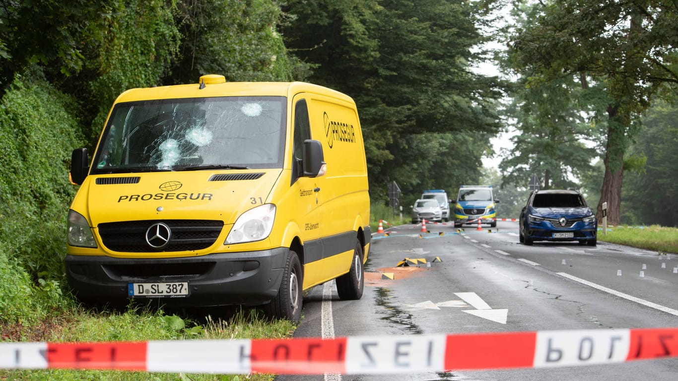 Geldtransporter mit zerschossener Windschutzscheibe am Tatort: Die Täter flohen in unbekannter Richtung.